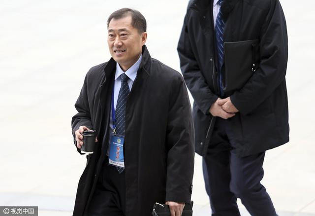 触手怪从下部入侵美女