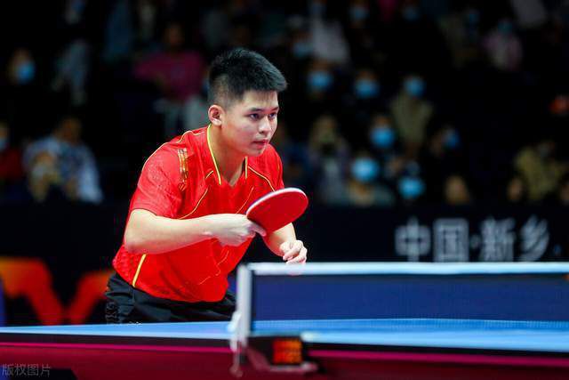粉嫩白丝jk被啪国产在线