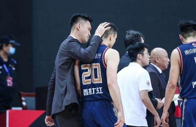 日日狠狠久久偷偷四色综合免费